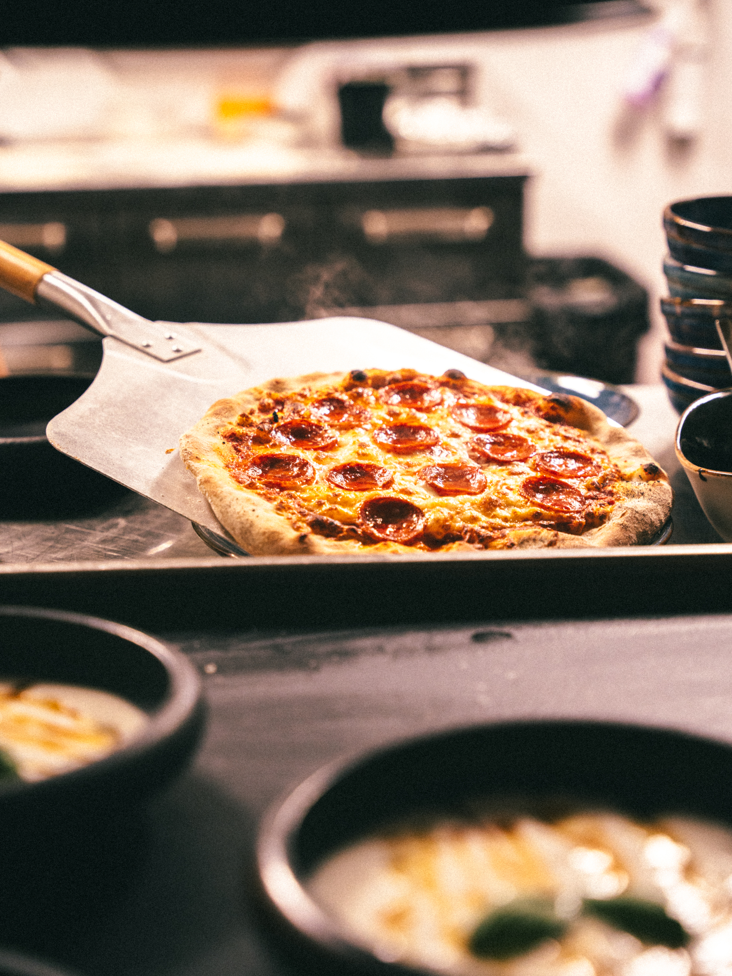 Nybakad pizza från ugnen