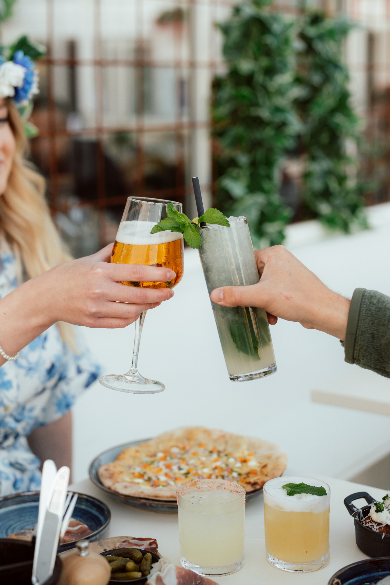 Italiensk pasta och vin på trattoria-bord